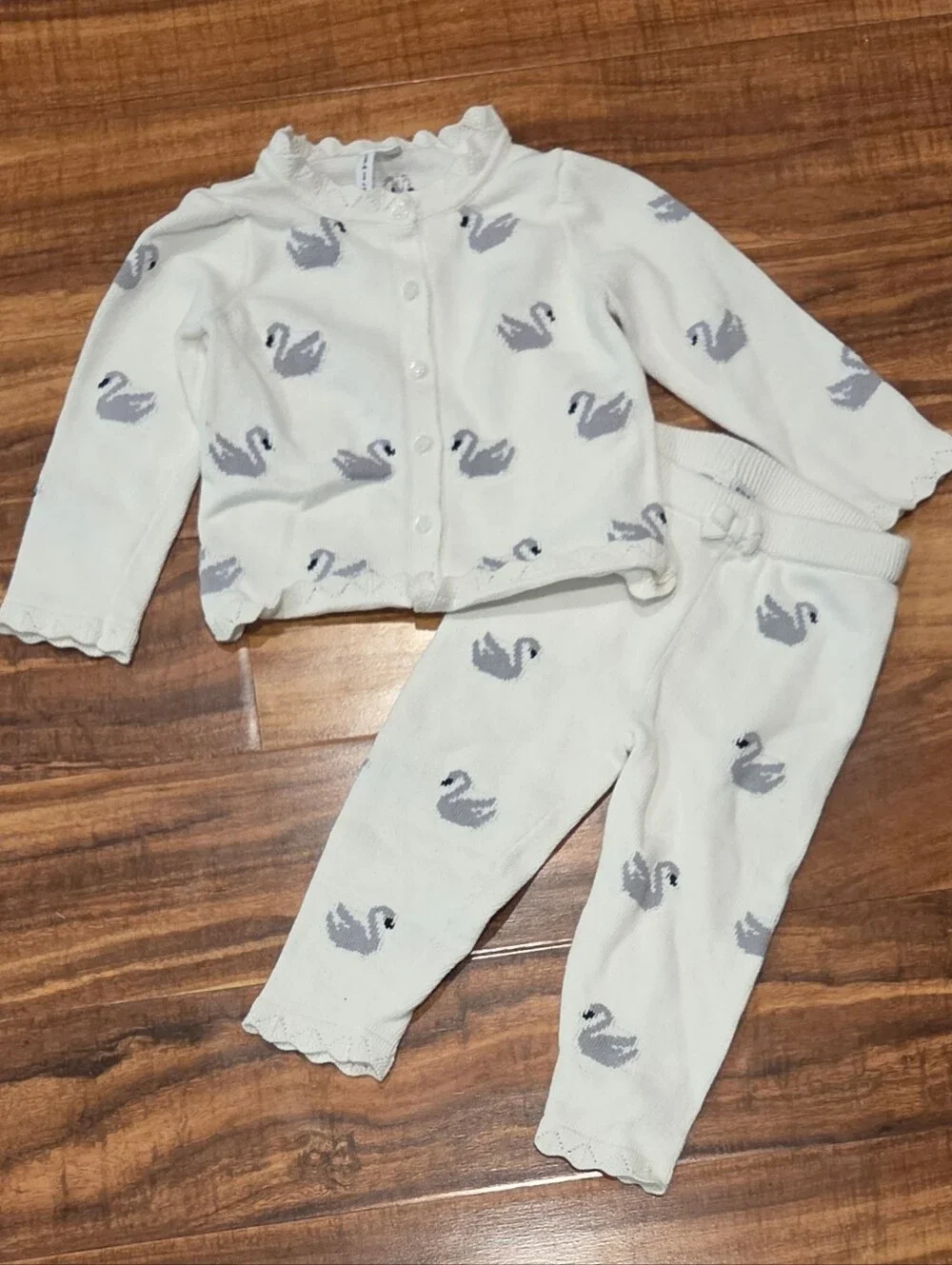 Janie and Jack EUC 18-24 months white and gray swan knit sweater and pants set